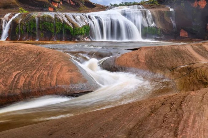 Tham Phra Waterfall，社加县汶干府.jpg