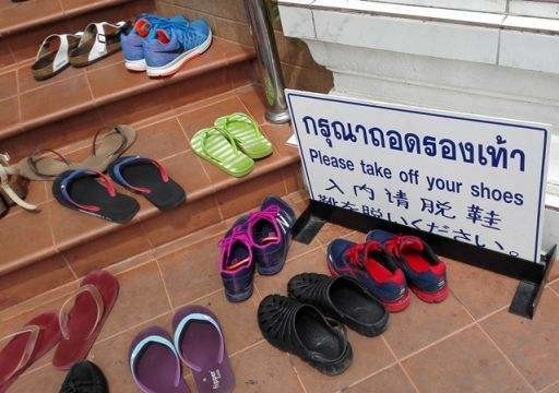2、进入主殿一定要脱鞋.jpg
