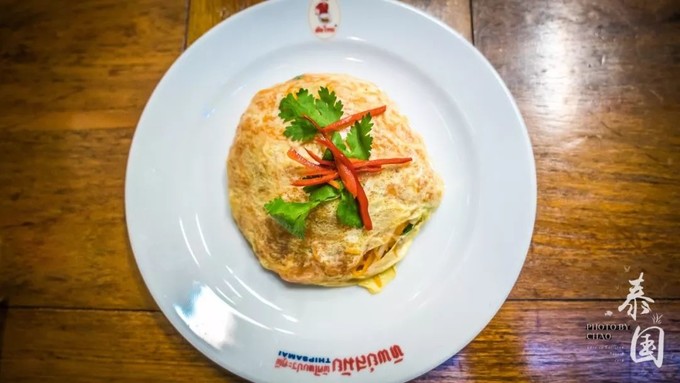 曼谷街头网红餐厅Thip Samai里的招牌蛋包泰式炒.jpg
