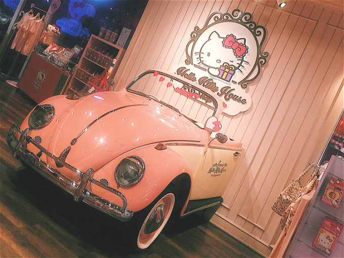 05 . Sanrio HelloKitty House.jpg