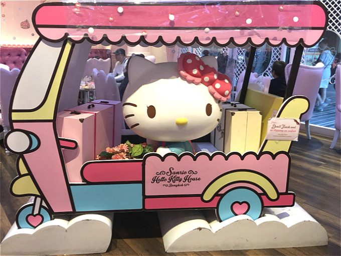 05 . Sanrio HelloKitty House2.jpg