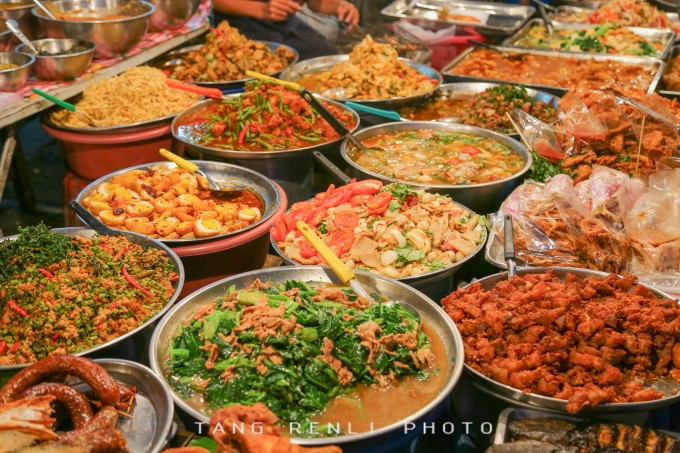 图：清迈夜市的美食摊位.jpg