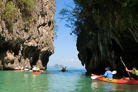 在攀牙湾泛舟赏景.jpg