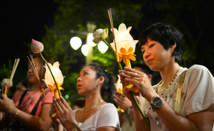 大家手持莲花、蜡烛、香来到寺庙.jpg